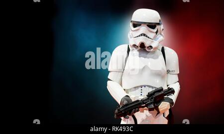 Birmingham, Regno Unito - 17 Marzo 2018. Un cosplayer vestito in un Storm Trooper costume da Star Wars film a un fumetto con in Birmingham, UK indicando una pistola Foto Stock