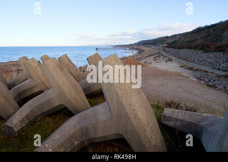 Dolosse al frangiflutti in Old Colwyn, Colwyn Bay, Galles del Nord, che protegge la A55 North Wales Expressway dai mari aspri. REGNO UNITO Foto Stock