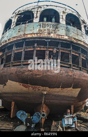 Lavoratori portuali ,06 february2019 dhaka Bangladesh, lavoratori portuali in un cantiere navale di Dhaka, Bangladesh. La cantieristica navale in Bangladesh è diventata una grande industria Foto Stock