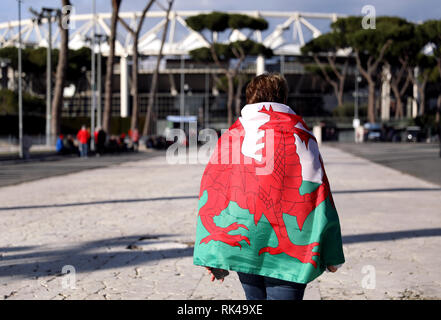 Una ventola del Galles arriva allo stadio durante il Guinness Sei Nazioni corrispondono allo Stadio Olimpico di Roma. Foto Stock