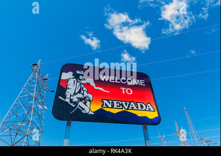 Benvenuti al Nevada cartello stradale, sulla frontiera degli Stati Uniti Membri del Nevada e Arizona Foto Stock