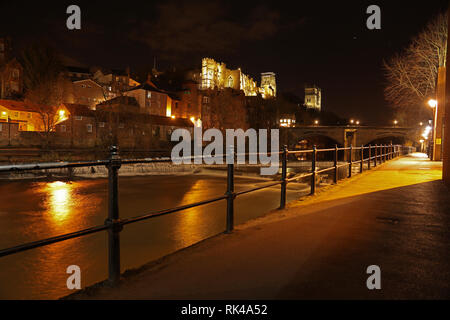 Castello e Cattedrale di Durham dalla banca di fiume Foto Stock