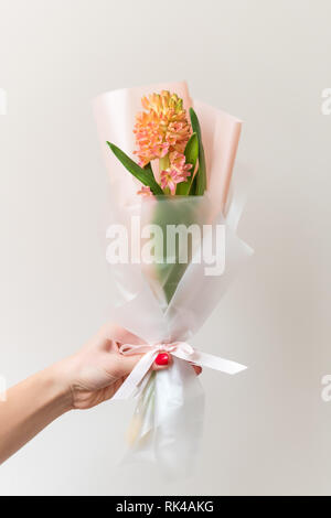 Donna con mano manicure azienda fiori di primavera. Bouquet fresco con Giacinto. Amore e dono concept Foto Stock