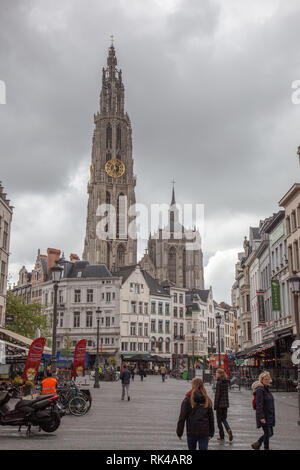 Anversa, Belgio - 7 maggio 2015: Square con la vecchia cattedrale di Anversa Foto Stock