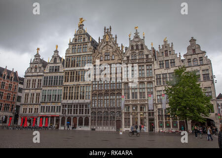 Anversa, Belgio - 7 maggio 2015: piazza nel centro storico di Anversa con fila di belle decorate vecchi monumenti Foto Stock