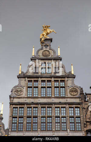 Anversa, Belgio - 7 maggio 2015: piazza nel centro storico di Anversa con fila di belle decorate vecchi monumenti Foto Stock