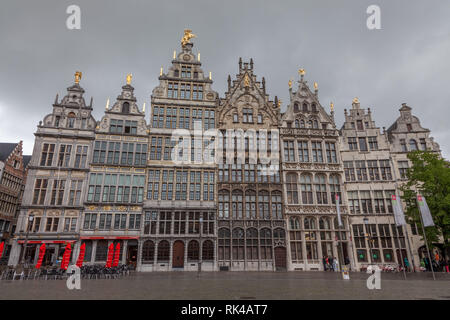 Anversa, Belgio - 7 maggio 2015: piazza nel centro storico di Anversa con fila di belle decorate vecchi monumenti Foto Stock