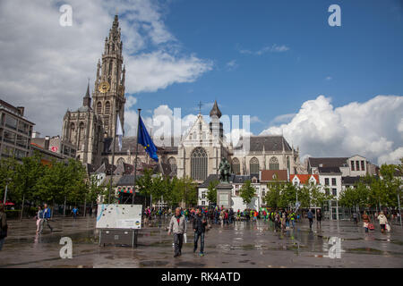 Anversa, Belgio - 7 maggio 2015: Square con la vecchia cattedrale di Anversa Foto Stock