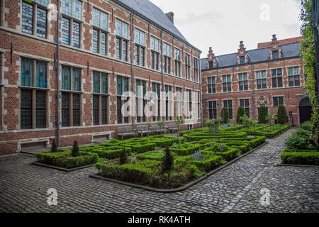 Anversa, Belgio - 7 maggio 2015: Vecchia del XVI secolo - Plantin Moretus printshop di Anversa - Biblioteca con stampe antiche di Plantin workshop Foto Stock