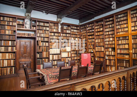 Anversa, Belgio - 7 maggio 2015: Vecchia del XVI secolo - Plantin Moretus printshop di Anversa - Biblioteca con stampe antiche di Plantin workshop Foto Stock