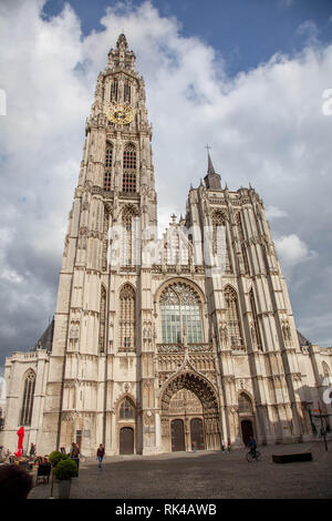 Anversa, Belgio - 7 maggio 2015: Square con la vecchia cattedrale di Anversa Foto Stock