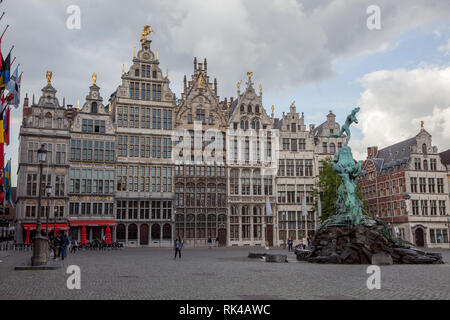 Anversa, Belgio - 7 maggio 2015: piazza nel centro storico di Anversa con fila di belle decorate vecchi monumenti Foto Stock