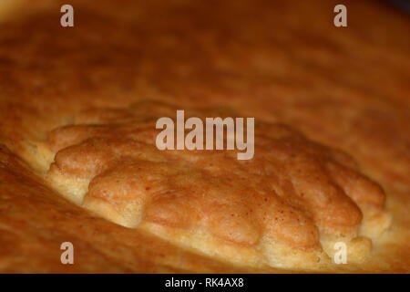 In casa cotto al forno di pasta sfoglia con macro di ornamento shot, golden brown cotta pasta sfoglia Foto Stock