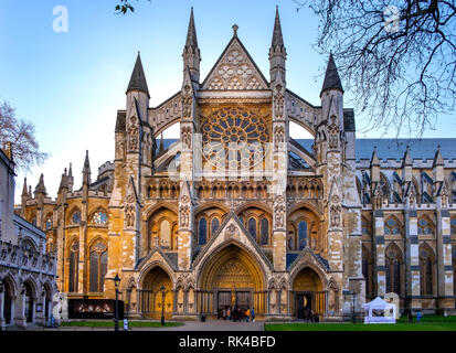 Londra, Inghilterra / Regno Unito - 2019/01/28: Ingresso Nord Le Royal Westminster Abbey, formalmente Chiesa Collegiata di San Pietro a Westminste Foto Stock