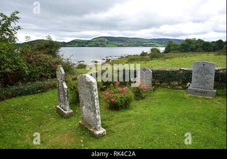 Lapidi con iscrizioni sul cimitero sulla Isola Santa del Lough Derg in Irlanda, nella contea di Clare. Nel retro del Lough Derg. Foto Stock