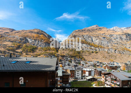 Il villaggio di Zermatt circondato da picchi rocciosi e larici in autunno, Canton Vallese, Svizzera Foto Stock