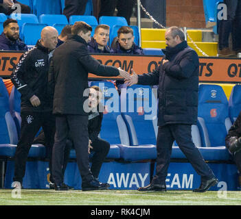 Rangers Steven Gerrard (sinistra) scuote le mani con Kilmarnock manager Steve Clarke durante la William Hill Coppa Scozzese, quinto round corrispondono a Rugby Park, Kilmarnock. Foto Stock