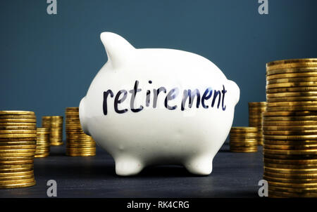 Salvadanaio con word il pensionamento e monete. Foto Stock