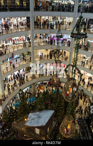 MALASIA, KUALA LUMPUR, Desember 02 2017: persone negozi in Delta City shopping mall, circa Desember 2017 Foto Stock