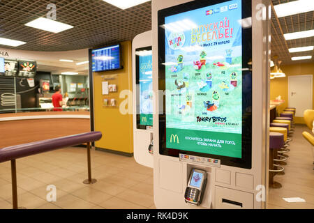 San Pietroburgo - circa maggio, 2016: interno del ristorante McDonald's. McDonald's è il più grande del mondo di catena di hamburger ristoranti fast food, fou Foto Stock