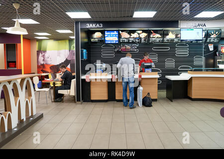 San Pietroburgo - circa maggio, 2016: interno del ristorante McDonald's. McDonald's è il più grande del mondo di catena di hamburger ristoranti fast food, fou Foto Stock