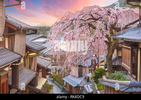 Kyoto, Giappone nel quartiere di Higashiyama con fiori di ciliegio la primavera. Foto Stock