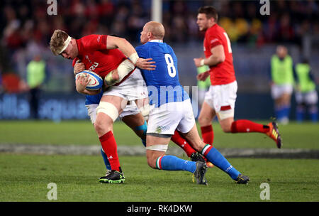 Il Galles Aaron Wainwright viene affrontato durante il Guinness Sei Nazioni corrispondono allo Stadio Olimpico di Roma. Foto Stock