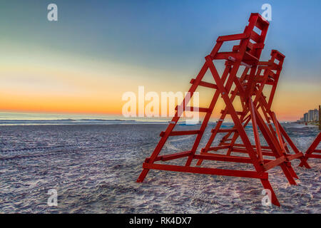 Bagnino di spiaggia si erge all'alba Foto Stock