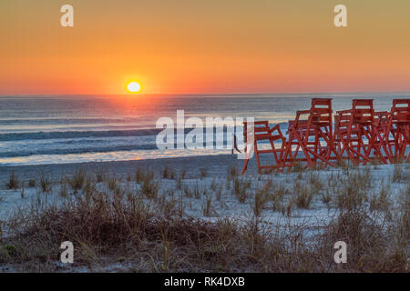 Bagnino di spiaggia si erge all'alba Foto Stock