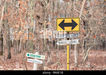 Vari segni il punto in diverse posizioni in East Hampton, NY Foto Stock