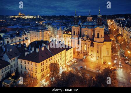 Praga Skyline Rooftop vista con edifici storici di notte nella Repubblica Ceca. Foto Stock