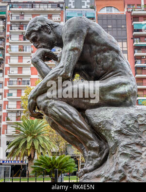 Replica di Rodin la scultura "Il Pensatore" nel centro storico della città di Buenos Aires, Argentina. Foto Stock