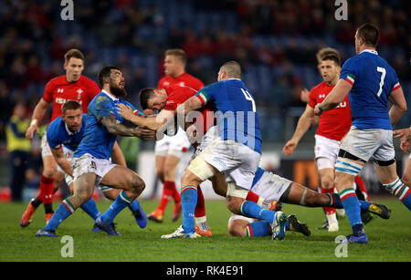 Il Galles Owen Watkin viene affrontato durante il Guinness Sei Nazioni corrispondono allo Stadio Olimpico di Roma. Foto Stock