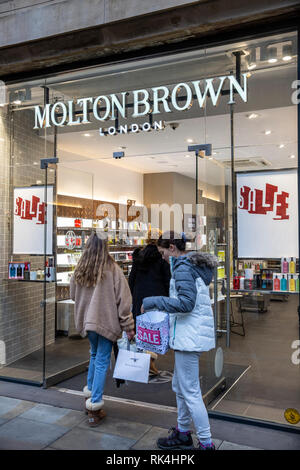 Vendite di gennaio al salone di bellezza Molton Brown nel centro di Manchester, Inghilterra, Regno Unito Foto Stock