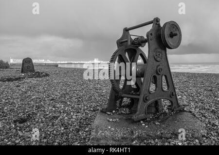 Verricello in barca sulla spiaggia di Brighton Foto Stock