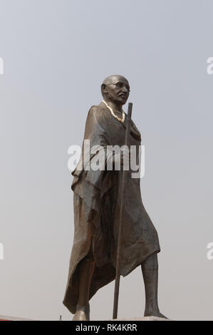 Statua del Mahatma Gandhi a livello nazionale sale Satyagraha Memorial, Dandi spiaggia vicino Navsari, Gujarat, India Foto Stock