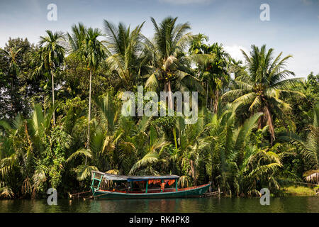 Cambogia, Koh Kong Provincia, Tatai, barca ormeggiata sul fiume Tatai Foto Stock