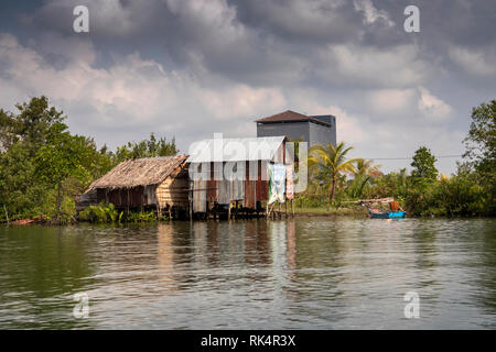 Cambogia, Koh Kong Provincia, Andoung Tuek, swiftlet alto edificio per rondoni nidificanti e raccogliere nidi di uccelli accanto Preak Piphot River Foto Stock