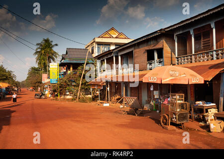 Cambogia, Koh Kong Provincia, Chi Phat village, negozi, bancarelle e case in main street Foto Stock