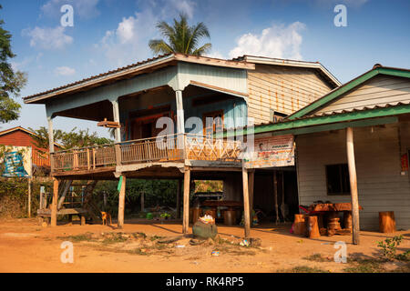 Cambogia, Koh Kong Provincia, Chi Phat village, casa su palafitte in main street a Preak Piphot traghetto sul Fiume Foto Stock