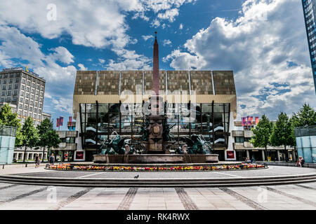 Leipzig, Germania - 07 30 2017: la gente a piedi la piazza con l'opera e la fontana in background Foto Stock