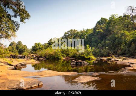 Cambogia, Koh Kong Provincia, Chi Phat, Chhay Chrei, Bodhi Tree rapide sul fiume Piphot nella stagione secca Foto Stock
