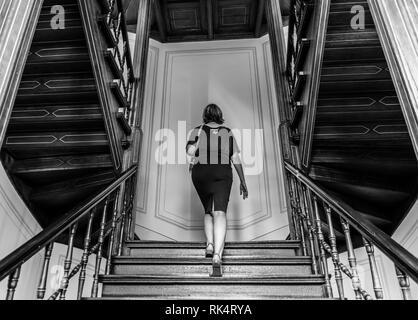 Leipzig, Germania - 30 07 2017: ragazza camminare su per le scale di Felix Mendelssohn Bartholdy museum Foto Stock