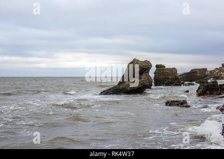 Demolire vecchie fortificazioni militari. Fortificazioni abbandonate al mar Baltico a Liepaja Lettonia Foto Stock