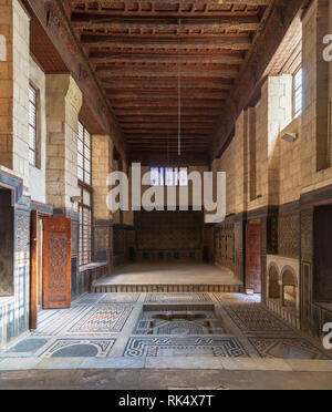 Hall al periodo ottomano casa storica di Moustafa Gaafar al Seleehdar situato in Al Darb al quartiere finoal, Cairo, Egitto decorato con soffitto in legno, m Foto Stock