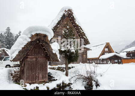 Shirakawago village con la caduta di neve nella stagione invernale . Punto di riferimento di Gifu , Takayama , Giappone . Foto Stock