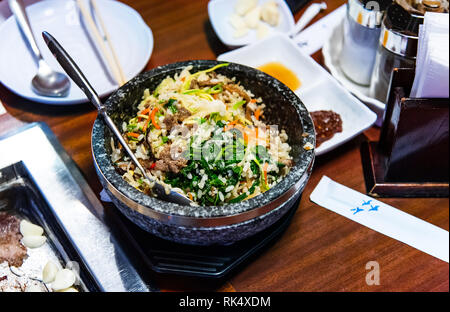 Il coreano tradizionale pasto con barbeque e verdure in un ristorante Foto Stock