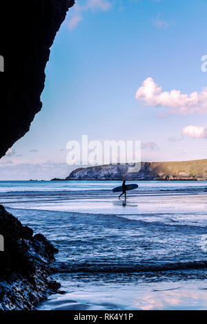 Surfer, Bedruthan Steps, Cornwall, Inghilterra Foto Stock