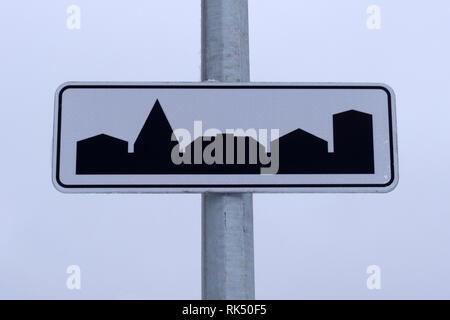 Autostrada autostrada Autostrada expressway speedway firmare con la fine della città, segno urbano Foto Stock