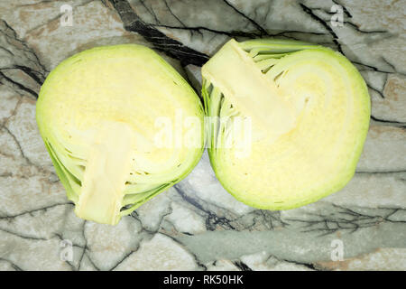 Il cavolo e il cavolo tagliato sul mercato di legno, Foto Stock